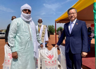 La Chine exprime sa solidarité envers le Mali avec un important don de riz et de fonds d’urgence