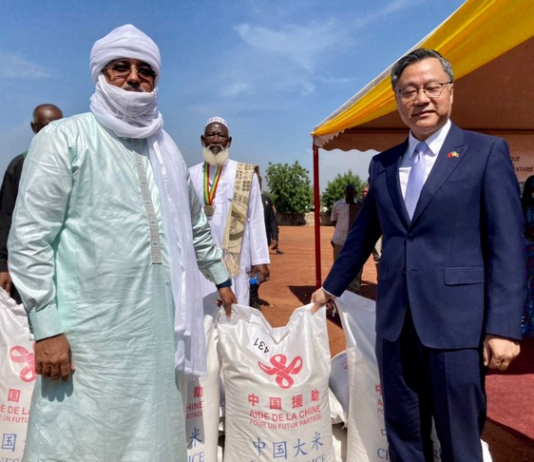 La Chine exprime sa solidarité envers le Mali avec un important don de riz et de fonds d’urgence